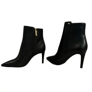 Micheal Kors Dorothy Flex Mid Bootie faux leather Size 8 NWT in black